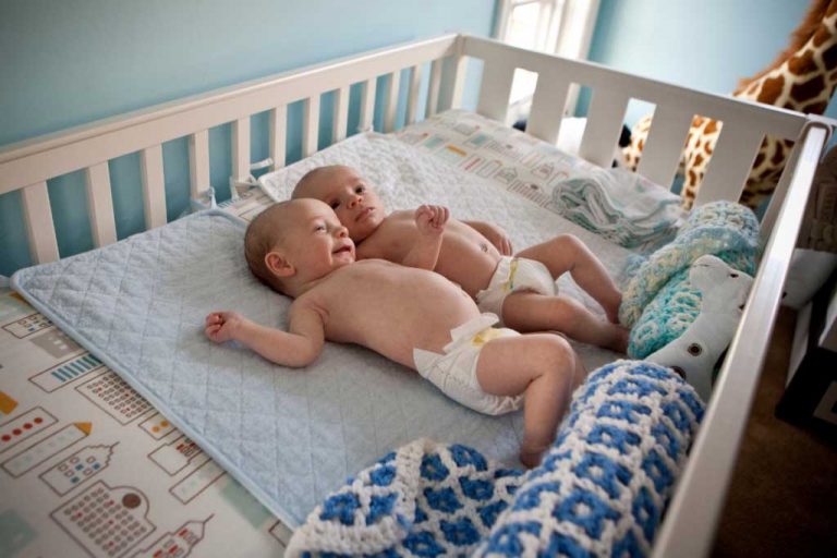 should-twins-sleep-together-when-newborns-arishanur